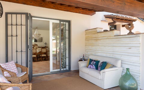 Villa Di Pillo: Proprietà, Legna, Comfort, Porta, Interior Design, Soggiorno, Lampada, Pavimento, Pavimentazione, Parete