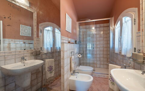 Villa Di Pillo: Marrone, Specchio, Rubinetto, Idraulico Fixture, Lavello, Proprietà, Lavandino Del Bagno, Bagno, Viola