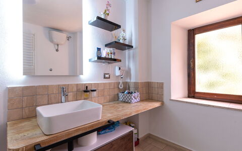 Sanda: Rubinetto, Lavello, Proprietà, Idraulico Fixture, Lavandino Del Bagno, Legna, Bagno, Specchio, Pavimentazione