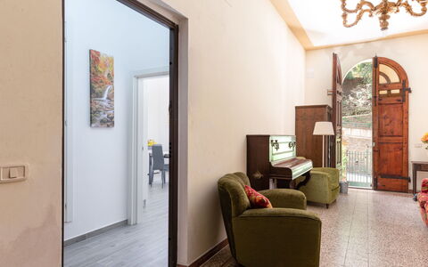 Sanda: Cornice, Proprietà, Mobilia, Costruzione, Porta, Interior Design, Comfort, Legna, Sedia, Pavimento