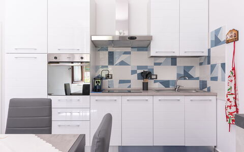 Sanda: Cabinetry, Proprietà, Controsoffitto, Cucina Stufa, Lavello, Lavandino Della Cucina, Rubinetto, Cucina, Interior Design, Cassetto