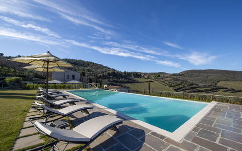 Bella Di Panzano: Cloud, Water, Sky, Property, Swimming Pool, Plant, Building, Azure, Outdoor Furniture, Body Of Water