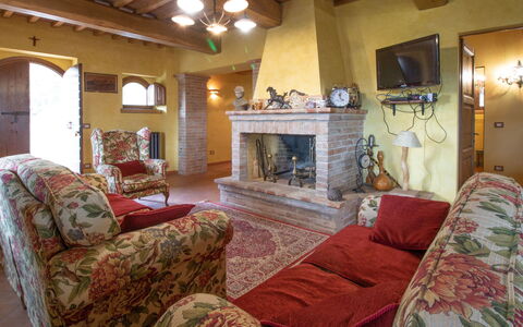 Guarda Valle: Mobilia, Proprietà, Cornice, Divano, Costruzione, Soggiorno, Legna, Illuminazione, Interior Design, Pavimento