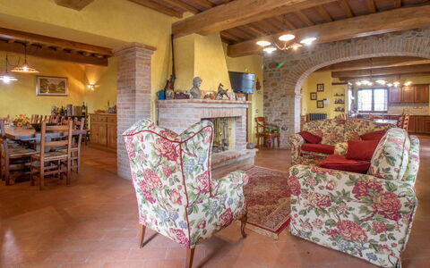 Guarda Valle: Tavolo, Mobilia, Costruzione, Legna, Sedia, Decorazione, Divano, Interior Design, Pavimento, Pavimentazione