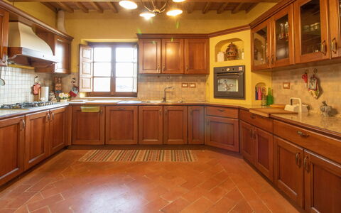 Guarda Valle: Cabinetry, Legna, Illuminazione, Color Legno, Controsoffitto, Pavimento, Pavimentazione, Latifoglie, Cucina, Cassetto