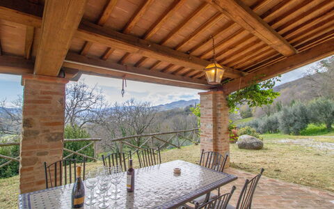 Guarda Valle: Pianta, Proprietà, Tavolo, Legna, Albero, Shade, Portico, Villetta, Cielo, Costruzione