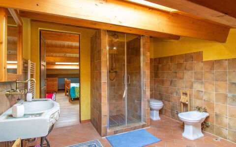 Guarda Valle: Proprietà, Idraulico Fixture, Interior Design, Legna, Lavello, Pavimento, Bagno, Pavimentazione, Rubinetto, Parete