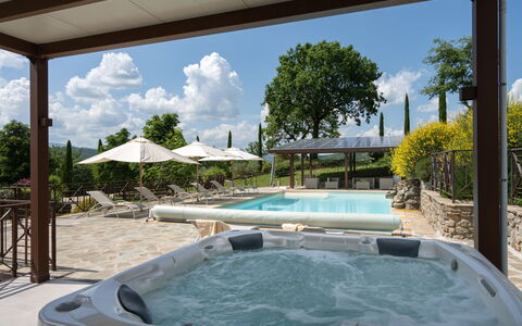 Villa Castelluccio: Cielo, Nube, Acqua, Pianta, Proprietà, Piscina, Costruzione, Azzurro, Shade, Mobili Da Esterno