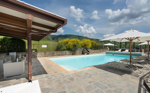 Villa Castelluccio: Acqua, Nube, Cielo, Piscina, Pianta, Mobili Da Esterno, Shade, Lettino, Tempo Libero, Albero