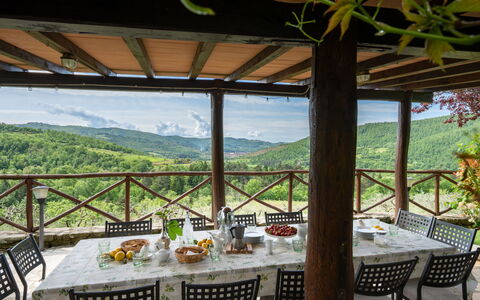 Villa Castelluccio: Tavolo, Mobilia, Proprietà, Pianta, Sedia, Cielo, Shade, Costruzione, Interior Design, Portico