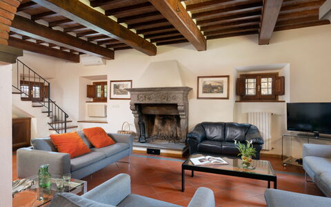 Villa Castelluccio: Divano, Proprietà, Tavolo, Mobilia, Cornice, Legna, Soggiorno, Interior Design, Illuminazione, Divano Letto