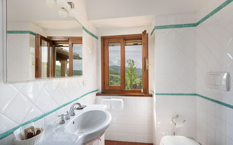 Villa Castelluccio: Specchio, Idraulico Fixture, Rubinetto, Proprietà, Lavello, Lavandino Del Bagno, Azzurro, Bagno, Interior Design, Legna