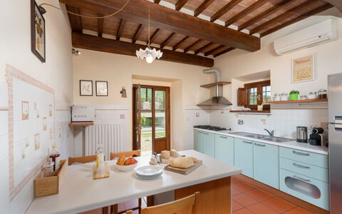 Villa Castelluccio: Proprietà, Cabinetry, Controsoffitto, Finestra, Legna, Cassetto, Interior Design, Tavolo, Costruzione, Cucina