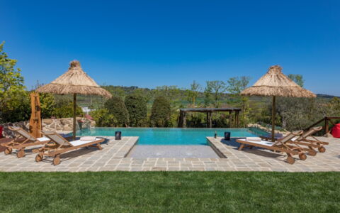 Casa Vacanze Paradiso: Cielo, Acqua, Piscina, Costruzione, Shade, Pianta, Mobili Da Esterno, Albero, Lettino, Lotto