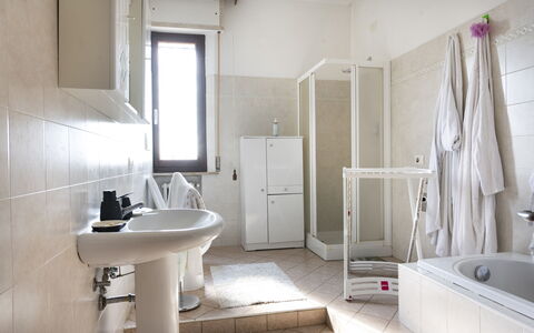 Casa Della Selce: Specchio, Idraulico Fixture, Rubinetto, Lavello, Bagno, Vasca Da Bagno, Porta, Costruzione, Legna
