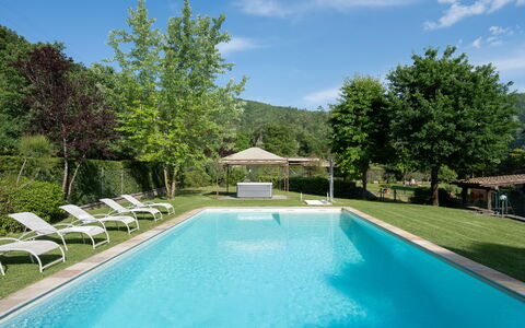 Il Mulino di Vogognano: Acqua, Pianta, Nube, Cielo, Proprietà, Piscina, Azzurro, Albero, Shade, Costruzione