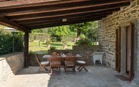 Il Mulino di Vogognano: Pianta, Mobilia, Tavolo, Vaso Di Fiori, Sedia, Costruzione, Legna, Shade, Mobili Da Esterno, Porta