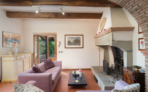 Il Mulino di Vogognano: Tavolo, Proprietà, Divano, Cornice, Mobilia, Costruzione, Legna, Interior Design, Soggiorno, Illuminazione