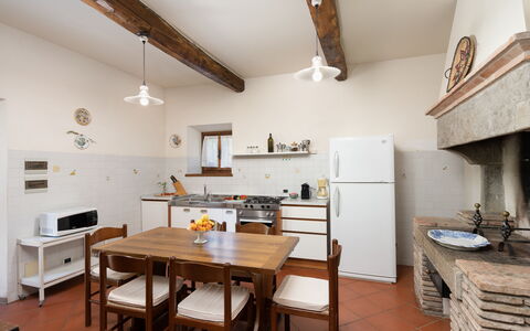 Il Mulino di Vogognano: Tavolo, Mobilia, Legna, Sedia, Interior Design, Cucina, Pavimento, Pavimentazione, Cornice, Latifoglie