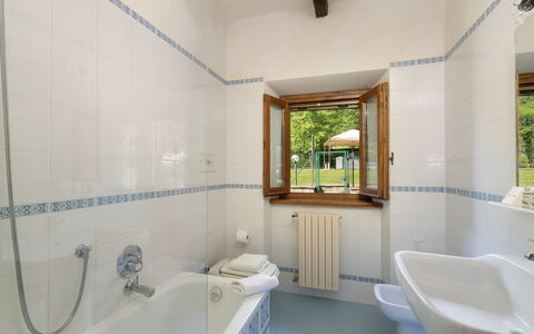 Il Mulino di Vogognano: Vasca Da Bagno, Idraulico Fixture, Proprietà, Rubinetto, Specchio, Bagno, Interior Design, Lavello, Pavimento, Legna