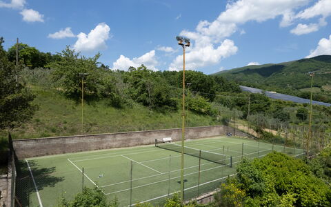 Villa Olivi Pool: Nube, Cielo, Lotto, Attrezzatura Sportiva, Recinzione, Erba, Tempo Libero, Paesaggio, Albero, Campo Da Tennis