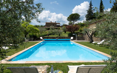 Villa Olivi Pool: Acqua, Pianta, Cielo, Nube, Proprietà, Piscina, Natura, Azzurro, Albero, Corpo D'Acqua