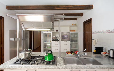 Villa Olivi Pool: Controsoffitto, Cabinetry, Rubinetto, Costruzione, Lavello, Cucina, Idraulico Fixture, Porta, Cucina Stufa, Pavimentazione