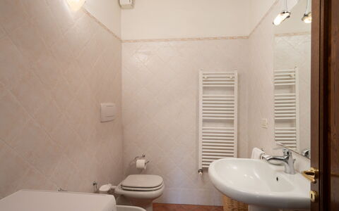 Villa Olivi Pool: Rubinetto, Lavello, Idraulico Fixture, Lavandino Del Bagno, Costruzione, Bagno, Specchio, Illuminazione, Architettura, Interior Design