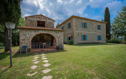 Villa Belvedere - Ambra: Cielo, Nube, Pianta, Costruzione, Finestra, Albero, Casa, Lotto, Erba, Paesaggio