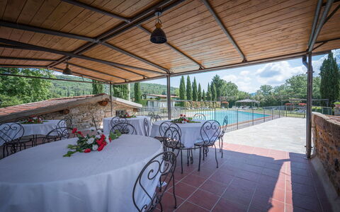 Mulino al Suono: Tavolo, Mobilia, Sedia, Pianta, Shade, Albero, Interior Design, Mobili Da Esterno, Vaso Di Fiori, Acqua