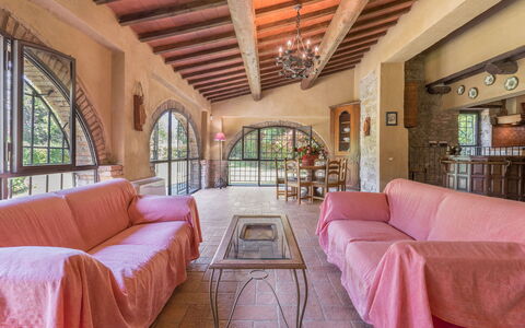 Mulino al Suono: Mobilia, Divano, Cornice, Tavolo, Costruzione, Interior Design, Comfort, Soggiorno, Legna, Pavimento
