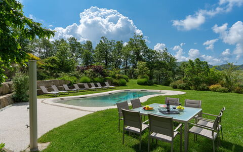 Villa Torre delle Rose: Nube, Cielo, Pianta, Proprietà, Acqua, Tavolo, Albero, Paesaggio Naturale, Shade, Vegetazione