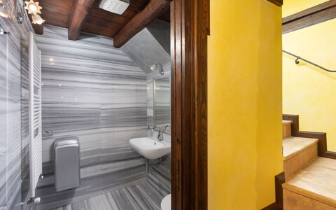 Villa Torre delle Rose: Costruzione, Idraulico Fixture, Legna, Lavello, Rubinetto, Interior Design, Pavimentazione, Pavimento, Bagno