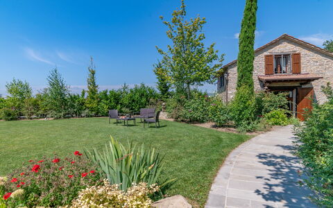 Villa Torre delle Rose: Cielo, Pianta, Proprietà, Comunita 'Impianto, Costruzione, Albero, Paesaggio Naturale, Vegetazione, Lotto, Finestra