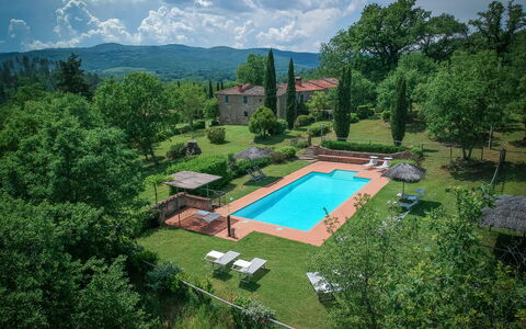 Borgo la Casina: Nube, Cielo, Pianta, Albero, Paesaggio Naturale, Urban Design, Piscina, Erba, Paesaggio, Tempo Libero