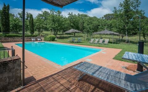 Borgo la Casina: Acqua, Cielo, Proprietà, Pianta, Piscina, Costruzione, Nube, Shade, Azzurro, Albero