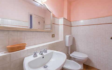 Borgo la Casina: Specchio, Rubinetto, Idraulico Fixture, Lavandino Del Bagno, Lavello, Costruzione, Bagno, Viola, Legna, Interior Design