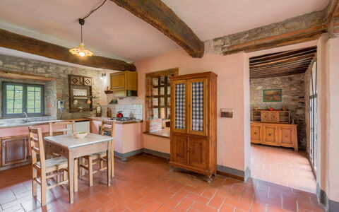 Borgo la Casina: Tavolo, Cornice, Mobilia, Cabinetry, Legna, Sedia, Cucina, Finestra, Controsoffitto, Interior Design