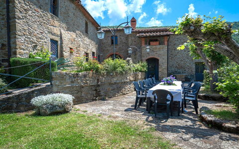Colle degli Ulivi: Pianta, Nube, Cielo, Proprietà, Costruzione, Finestra, Tavolo, Sedia, Erba, Area Rurale