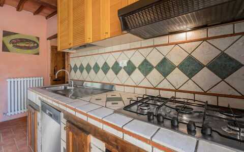 Colle degli Ulivi: Proprietà, Cabinetry, Controsoffitto, Cucina Stufa, Legna, Cucina, Rubinetto, Interior Design, Costruzione, Pavimentazione
