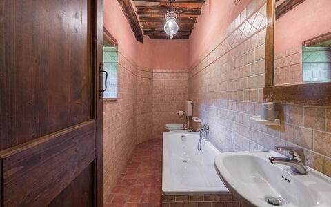 Colle degli Ulivi: Marrone, Specchio, Rubinetto, Idraulico Fixture, Lavello, Proprietà, Costruzione, Lavandino Del Bagno, Bagno, Legna