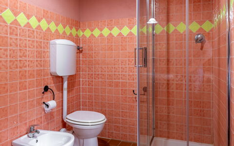 Fonte Nuova: Idraulico Fixture, Bagno, Pavimentazione, Interior Design, Pavimento, Idraulico, Gabinetto, Lavello, Rubinetto, Piastrella