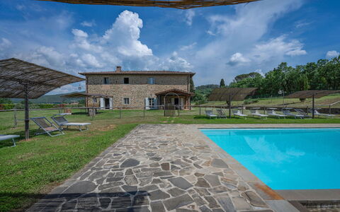 Villa Leopolda Selvarella: Nube, Cielo, Pianta, Acqua, Proprietà, Azzurro, Costruzione, Albero, Shade, Piscina