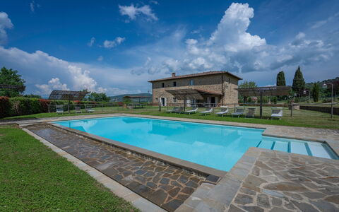 Villa Leopolda Selvarella: Nube, Cielo, Acqua, Pianta, Piscina, Azzurro, Costruzione, Albero, Mobili Da Esterno, Casa