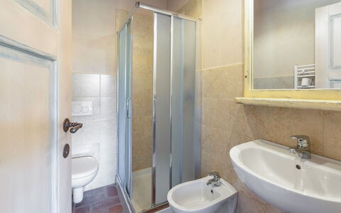 Villa Leopolda Selvarella: Specchio, Rubinetto, Idraulico Fixture, Lavello, Proprietà, Lavandino Del Bagno, Bagno, Viola, Costruzione