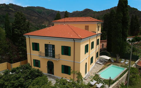 Massarosa Front Lake, The Gargoyles: Cielo, Costruzione, Finestra, Pianta, Albero, Nube, Casa, Zona Residenziale, Montagna, Immobiliare