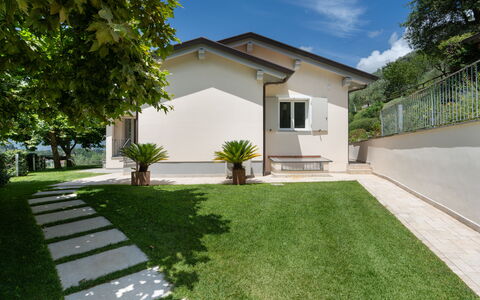 Villa Luxury Marignana: Pianta, Costruzione, Proprietà, Cielo, Albero, Lotto, Nube, Casa, Finestra, Villetta