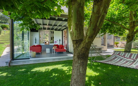 Villa Luxury Marignana: Pianta, Verde, Albero, Architettura, Shade, Urban Design, Erba, Paesaggio, Tempo Libero, Immobiliare