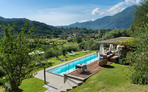 Villa Luxury Marignana: Pianta, Nube, Acqua, Montagna, Cielo, Piscina, Paesaggio Naturale, Albero, Mobili Da Esterno, Erba