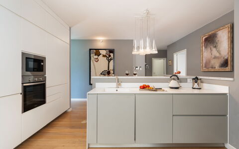 Villa Luxury Marignana: Cabinetry, Controsoffitto, Cornice, Legna, Interior Design, Illuminazione, Pavimentazione, Cucina, Pavimento
